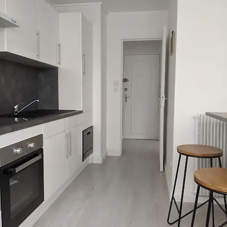 T4 Spacieux Proche Toutes Commodites Apartament