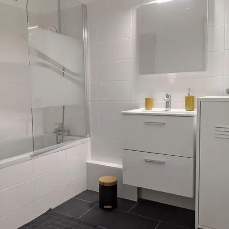 T4 Spacieux Proche Toutes Commodites 아파트
